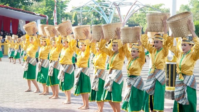 Caption: Pagelaran Tari Boran di Alun alun Kabupaten Lamongan 