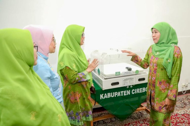 Khofifah Indar Parawansa saat menyerahkan bantuan inkubator kepada Muslimat NU Cirebon/Ist