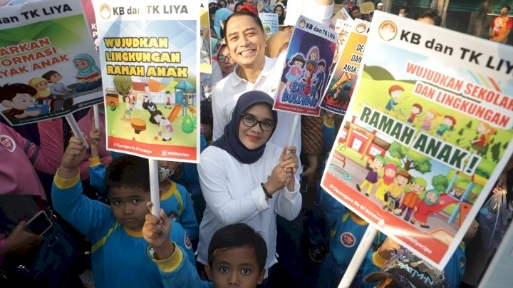 Teks foto: Wali Kota Eri Cahyadi dan Bunda Paud Kota Surabaya Rini Indriyani Parade Stop Kekerasan dan Pernikahan Dini pada Anak di Taman Bungkul/ist