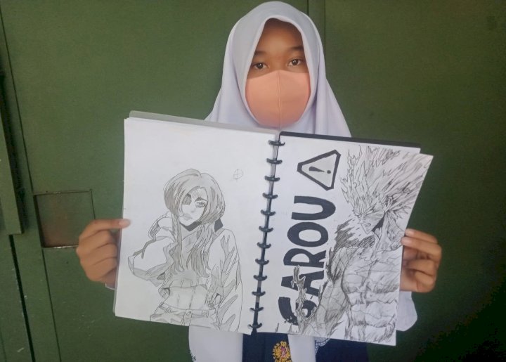 Caption: Siswi SMP Taman Pelajar, Nagari Kanta Rafabli Indonesia (Nesia) menunjukkan hasil karyanya menggambar manga.