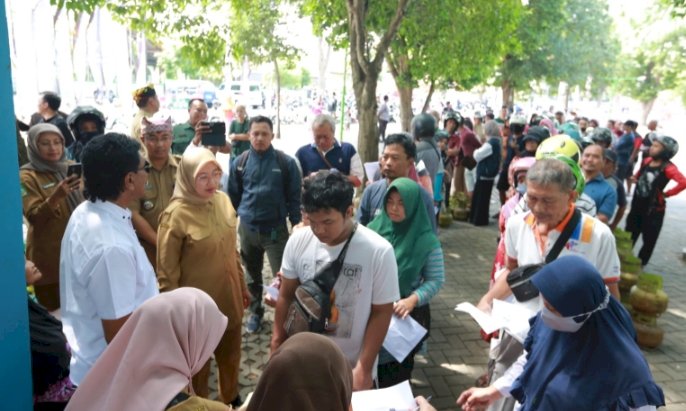 Bupati Ipuk Fiestiandani mengecek operasi pasar tabung gas melon/Humas Pemkab Bwi