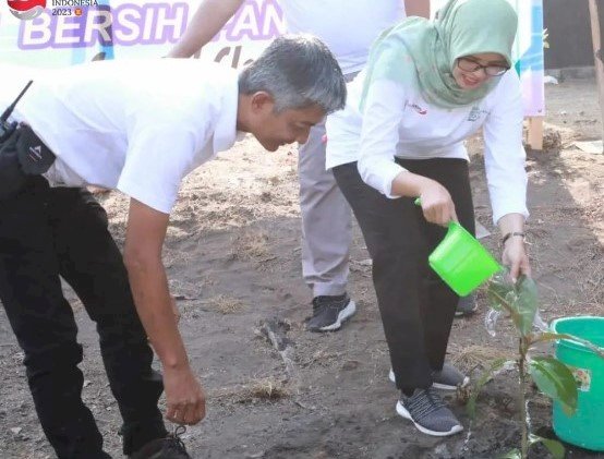 Bupati Blitar Rini Syarifah saat bersih pantai dan menanam mangrove di Pantai Serang/Ist