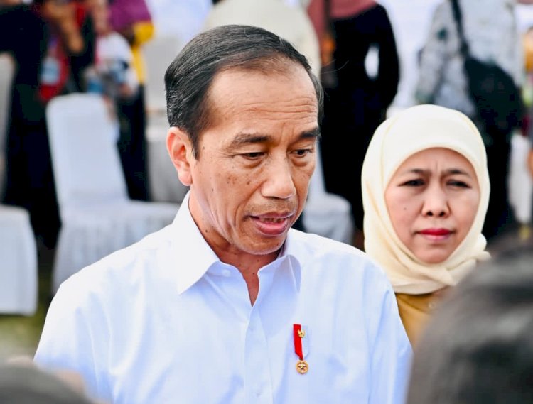 Gubernur Jawa Timur Khofifah Indar Parawansa mendampingi  Presiden RI Joko Widodo meninjau harga sembako di Pasar Bululawang, Kab. Malang, Senin (24/7). Foto: ist