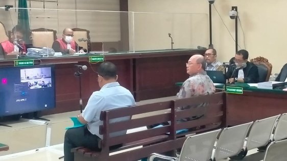 Teks foto: Kepala Bapenda dan Kepala BPKAD sebagai saksi di Pengadilan Tipikor Surabaya/RMOLJatim