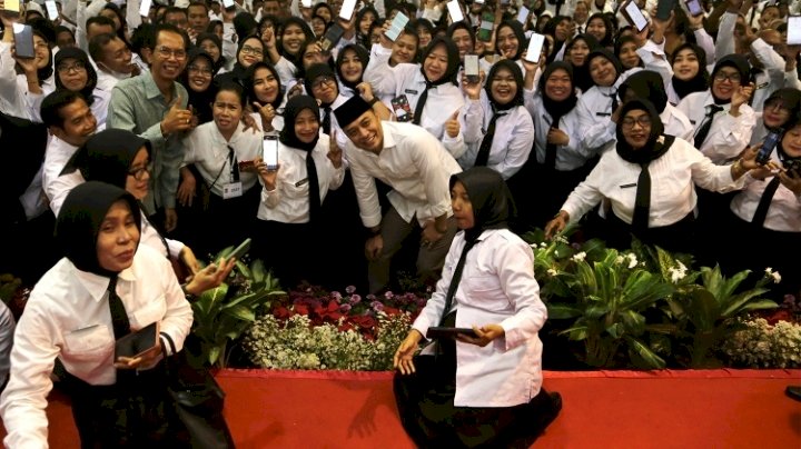 teks foto: Wali Kota Eri bersama guru PPPK/ist