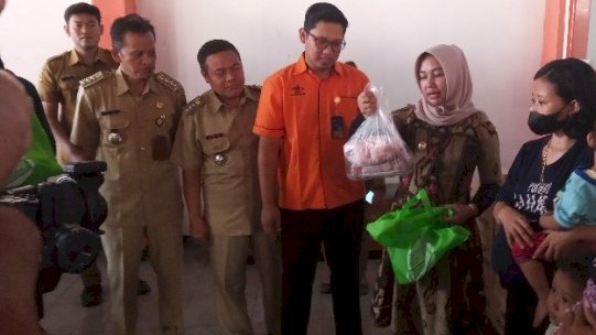 Wali Kota Mojokerto Ika Puspitasari bersama Eksekutif Manager Kantor Pos Mojokerto Endi Novian, saat menyalurkan bantuan pangan daging ayam dan telur pada salah satu warga penerima   /Ist