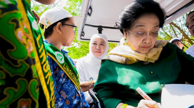 Gubernur Khofifah mendampingi Megawati Soekarnoputri saat meresmikan Kebun Raya Mangrove Surabaya/Ist