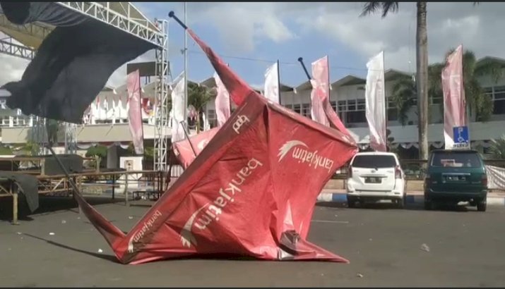 Terop dan 3 tenda di Alun-Alun Jember tersapu angin puting beliung/RMOLJatim