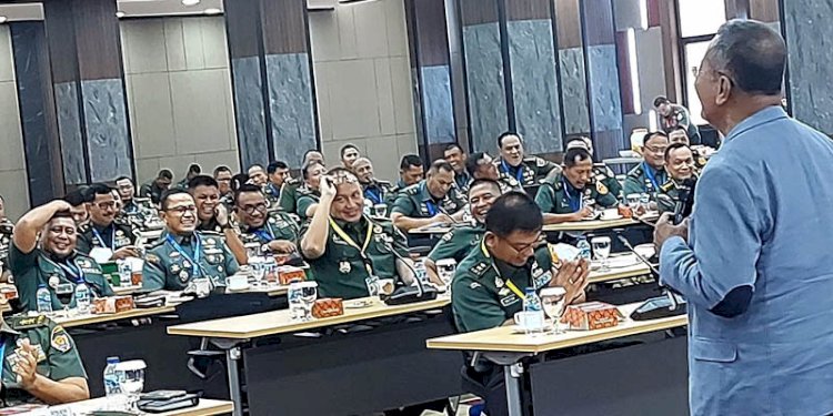 Disway ketika memberi pelatihan menulis pada para perwira TNI AD/Ist