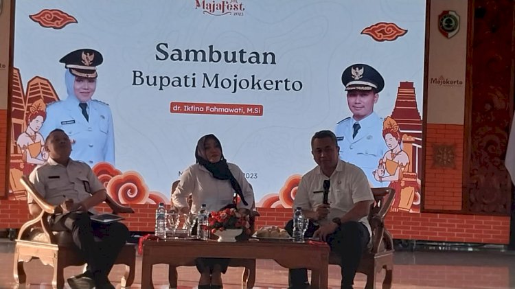 Bupati Mojokerto Hj Ikfina Fahmawati didampingi Kadis Kominfo Ardi Sepdianto (kanan) dan Kadisbudporapar, Norman Handhito saat press release bersama awak media/ist