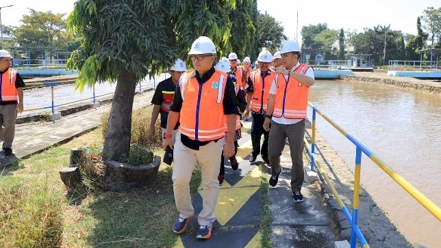 keterangan foto wwtp:  Wali Kota Surabaya Eri Cahyadi saat berkunjung di Pengolahan Limbah Cair Terpadu Waste Water Treatment Plant PT SIER di Kawasan Industri Rungkut Surabaya, Kamis (27/7)