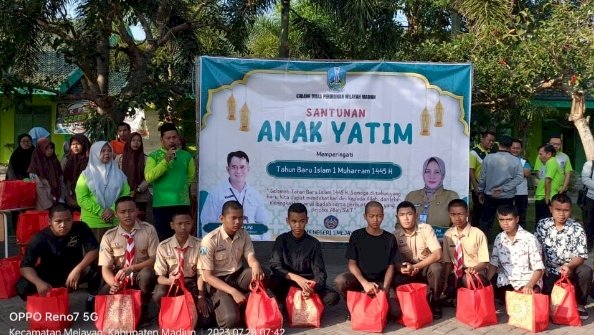 Keterangan Foto : Peringati 10 Muharam 1445H SMKN 1 Mejayan mengadakan bakti sosial santuni anak yatim/ist.