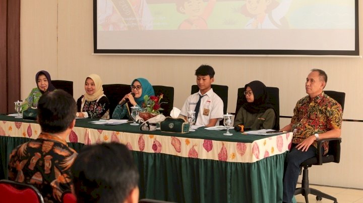 Teks foto; Rini Indriyani saat konferensi pers di Graha Bunda PAUD, Jalan Pawiyatan Surabaya/RMOLJatim