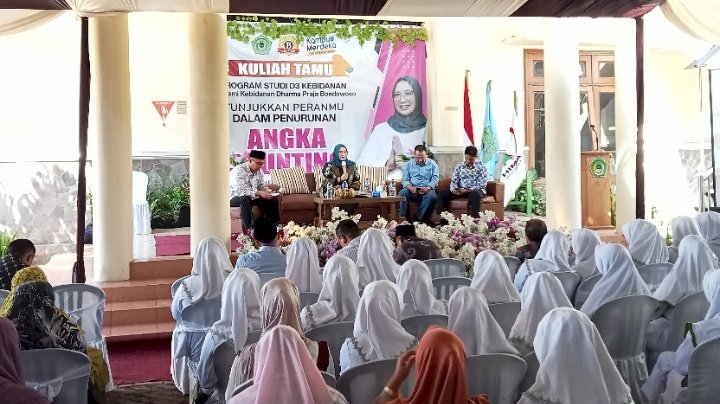 Foto : Kuliah tamu anggota DPR RI di Akbid Bondowoso/RMOLJatim 