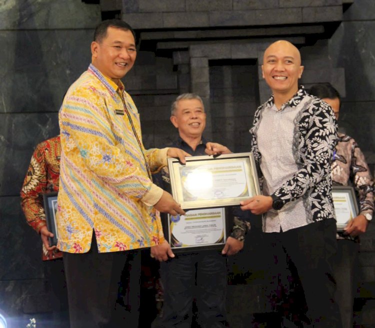 Rudhy Wedhasmara selaku pembina Yayasan Orbit saat menerima penghargaan dari Kepala BNNP Jatim,Brigen Pol Drs. Mohamad Aris Purnomo/Ist
