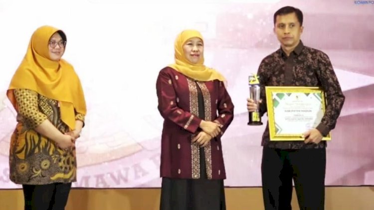 Keterangan foto : Kadis Kominfo kabupaten Madiun Sawung Rehtomo saat menerima penghargaan SATA Award 2023 dari Gubernur Jatim Khofifah/ist.