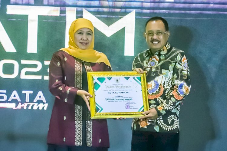 Wakil Wali Kota Surabaya Armuji menerima piagam penghargaan Satu Data (SATA) Award Provinsi Jawa Timur tahun 2023 dari Gubernur Khofifah/ist