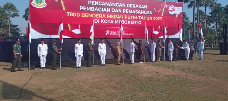  Wali Kota Mojokerto dan Forkopimda saat pemasangan bendera merah putih di Alun-alun Kota Mojokerto   /ist