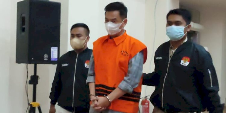 Mulsunadi Gunawan digiring menuju tempat konferensi pers/RMOL