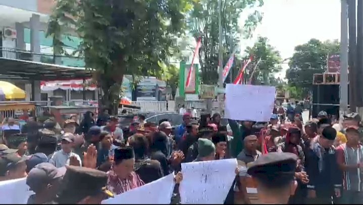 Demo depan Kejari Jember/RMOLJatim