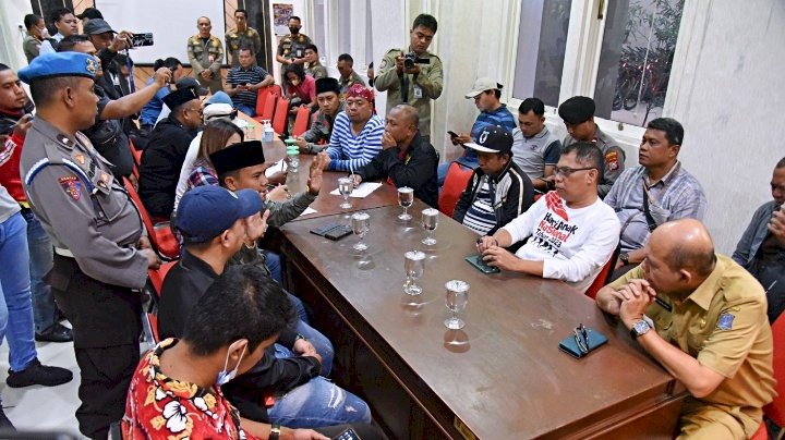 Teka foto: Eddy Christijanto saat audensi dengan massa AMI soal penertiban PKL di pendesterian jl Ngaglik/RMOLJatim