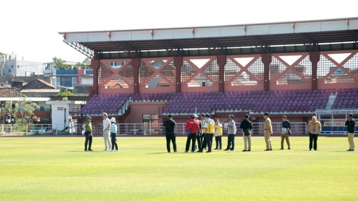 Teks foto; FIFA sidak di Stadion GBT/ist