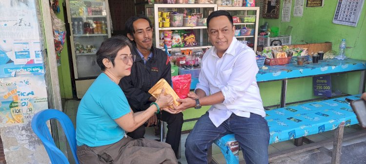 Anas Karno membagikan kopi bubuk produk UMKM kepada para pemilik wakop/RMOLJatim