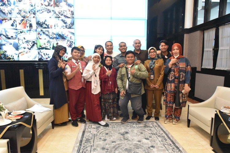 Wali Kota Eri bersama sejumlah reporter anak dari Tunas Hijau/ist