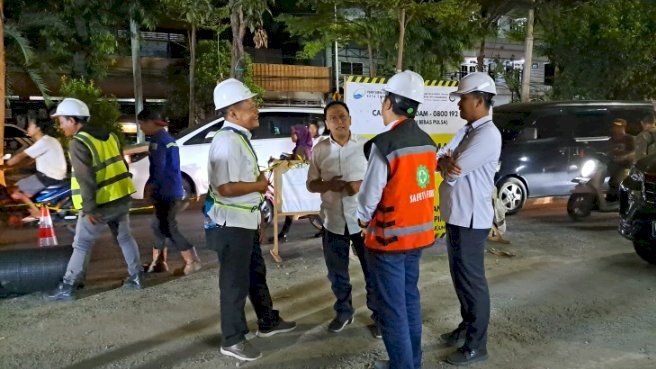 Teks foto: Anas Karno bersama jajaran PDAM Surya Sembada meninjauJalan Diponegoro Surabaya/RMOLJatim