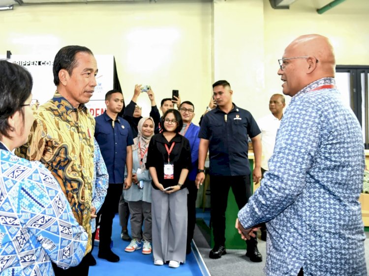 Presiden Joko Widodo tampak berbincang-bincang dengan Kepala Urusan Eksternal Sampoerna, Ishak Danuningrat/ist