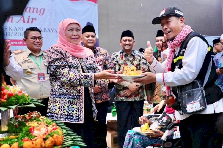 Gubernur Jawa Timur Khofifah Indar Parawansa menyambut kedatangan Jamaah Haji Indonesia Embarkasi Surabaya Kloter 87 di Gedung Muzdalifah Asrama Haji Surabaya, Jumat (4/8) sore/Ist