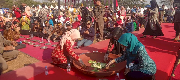  Bupati Ikfina Fahmawati bersama ketua PKK dan Kajari Kabupaten Mojokerto ngulek bareng sambel wader   /ist