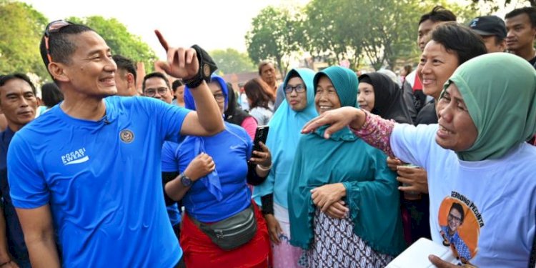 Menteri Pariwisata dan Ekonomi Kreatif Sandiaga Salahuddin Uno menyapa ibu-ibu di Kota Cirebon, Jawa Barat/Ist