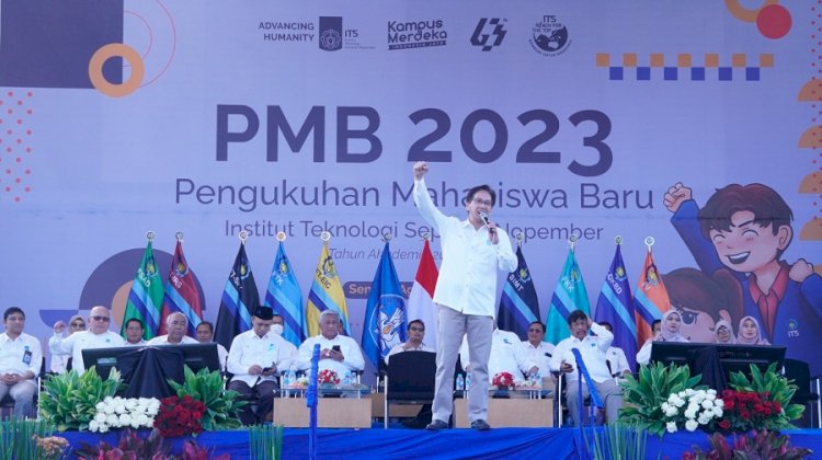 Rektor ITS Prof Dr Ir Mochamad Ashari bersama para jajaran pimpinan ITS memberikan semangat kepada para mahasiswa baru ITS tahun 2023/Ist