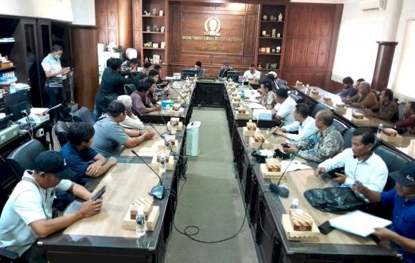 Koalisi Petani Anti Korupsi Jawa Timur (Kapak Jatim) saat audiensi dengan Komisi B DPRD Jawa Timur, Senin (7/8). Foto: ist