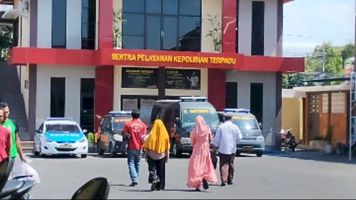Korban saat mendatangi Polres Jember didampingi kuasa hukumnya Joko Wahyudi/RMOLJatim