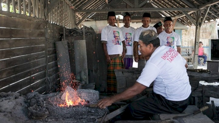 Pembuatan pisau dan arit 