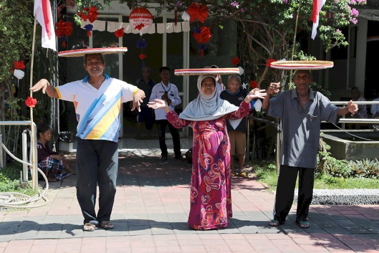 Lansia Griya Werdha Surabaya Lomba sunggi tempeh meriahkan HUT ke-78 RI/ist