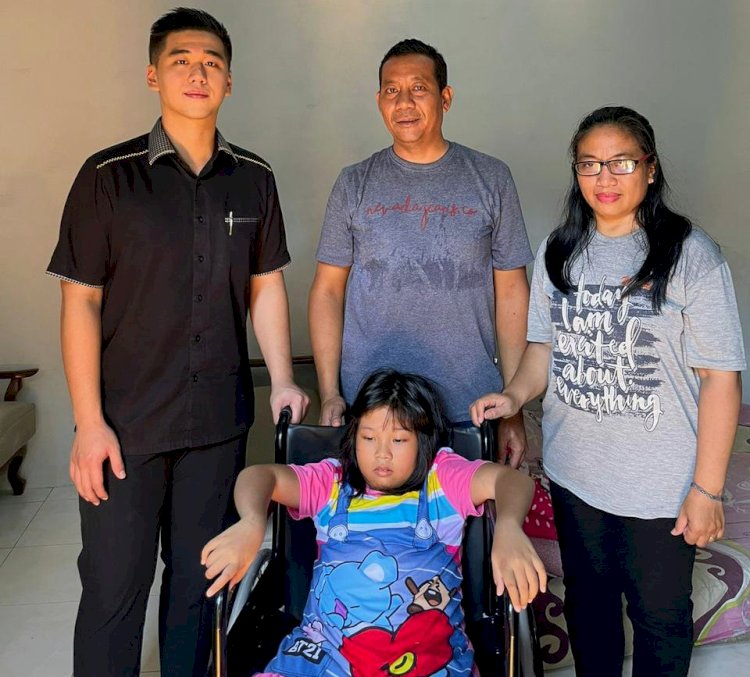 Siswi kelas 2 SDN Sawotratap 1 Sidoarjo, Jean Alena bersama keluarga dan founder KOLEGA, Billy Handiwiyanto/ist