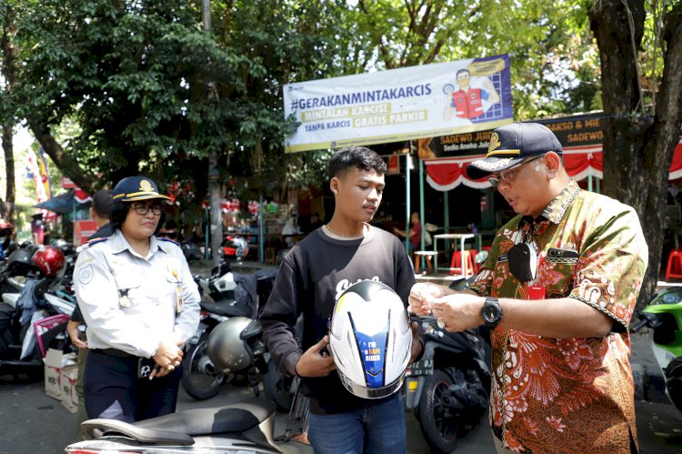 Dishub Surabaya menggelar sosialisasi gerakan minta karcis parkir. di kawasan Taman Bungkul Surabaya/RMOLJatim