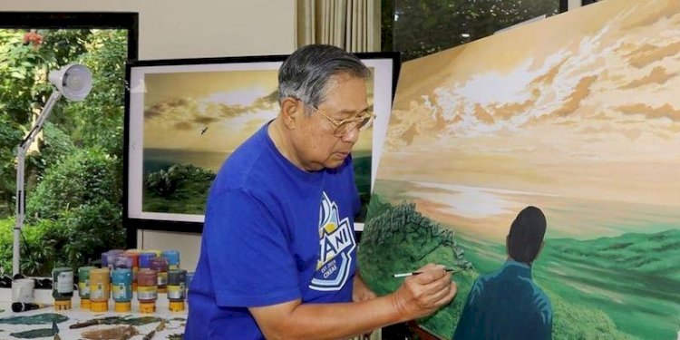 Presiden keenam RI Susilo Bambang Yudhoyono (SBY) saat melukis/Net