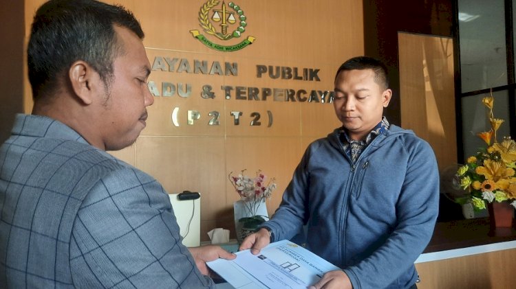 Fahrillah anggota Tim Penasihat Hukum BUMD Bangkalan menyerahkan surat kepada Kasi Intel Kejari Bangkalan, Imam Hidayat/RMOLJatim