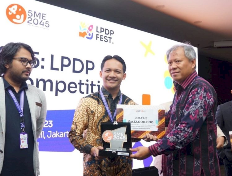 Royyan Wafi (tengah) saat menerima penghargaan juara 2 untuk CoFilm dalam LPDP Business Competition 2023 kategori Business Growth Plan/Ist