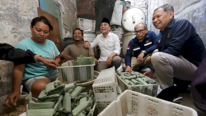 Teks foto: Wali Kota Eri bersama Dirjen ESDM meninjau kampung lontong/RMOLJatim