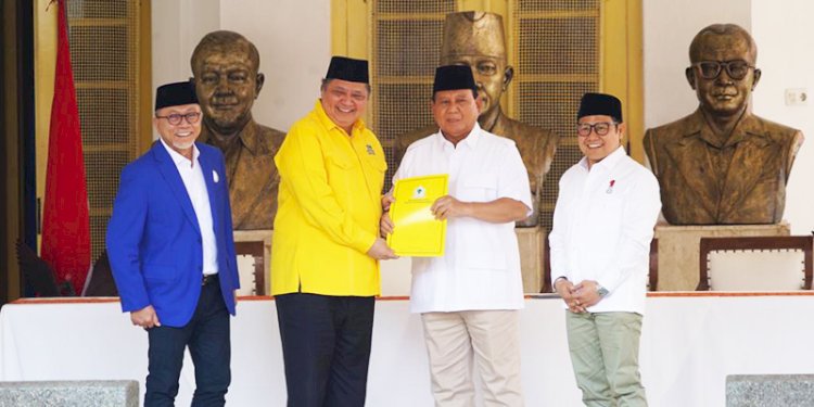  Prabowo Subianto saat menerima kontrak kerjasama politik dari Partai Golkar dan PAN, Minggu sore (13/8)/RMOL