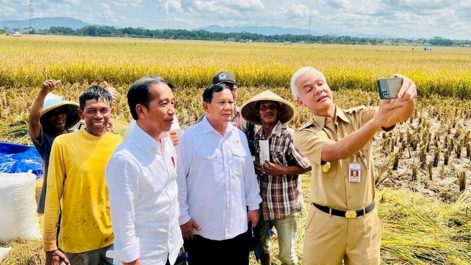 keterangan foto: Presiden Joko Widodo bersama Menteri Pertahanan Prabowo Subianto dan Gubernur Jawa Tengah Ganjar Pranowo saat meninjau panen raya padi dan berdialog dengan petani di Desa Lajer, Kecamatan Ambal, Kabupaten Kebumen, Jawa Tengah, Kamis (9/3/2023)./ Ist