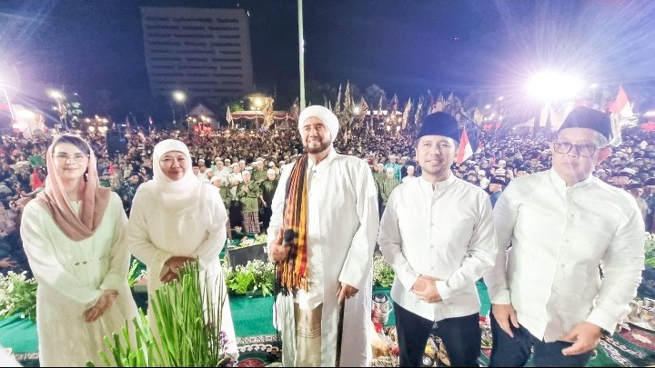 Gubernur Khofifah bersama para habib syech 