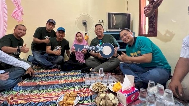 Teks foto: Wali Kota Eri bersama IKA ITS Jatim di Rutilahu milik keluarga miskin/ist