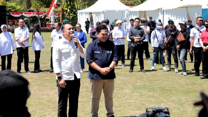 Teks foto: Wali Kita Eri bersama Erick Thohir di Pasar Murah Surabaya/ist