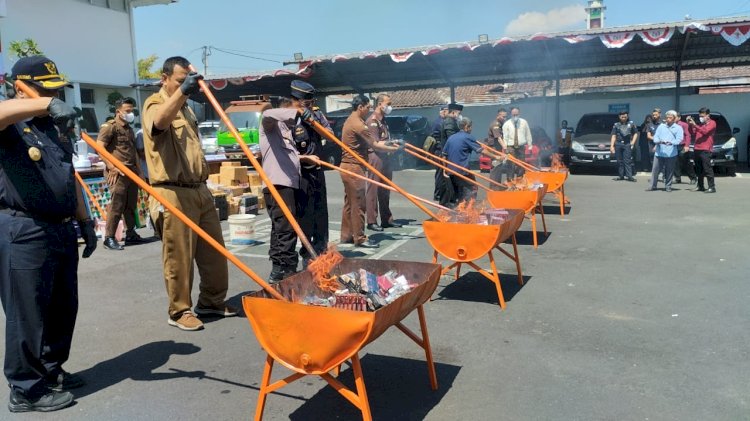 Pemusnahan BB Kasus pidana di Halaman Kantor Kejari Jember, di Jalan Karimata Sumbersari/RMOLJatim